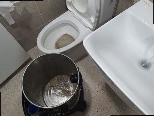 영통구 원천동 하수구막힘 배수 상태와 역류 흔적을 확인하는 현장 점검 모습